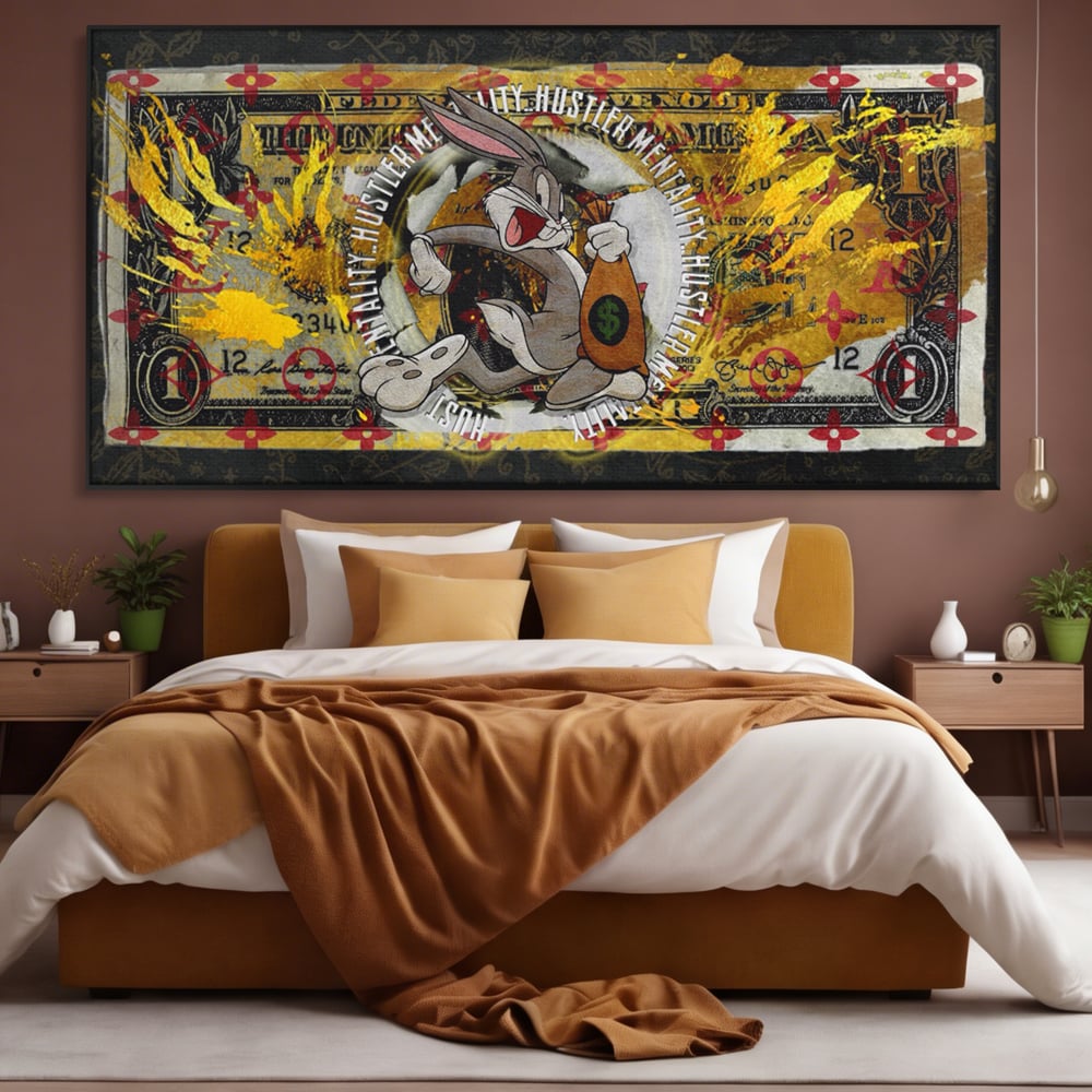 Tablou canvas cu tablou canvas cu dolar si bugs bunny, in rama de aluminiu negru, pe perete intr-un dormitor